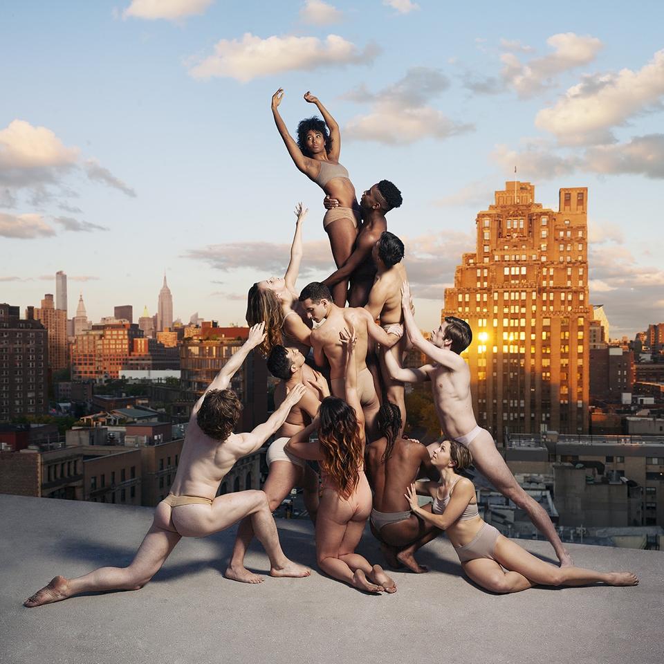 13 сюррелистических фото танцоров, на которых не действует закон всемирного тяготения