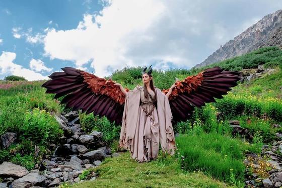 Девушка создала костюм с крыльями, которыми может двигать