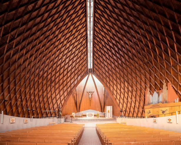 Парижский фотограф путешествует по миру, запечатлевая великолепные интерьеры модернистских церквей