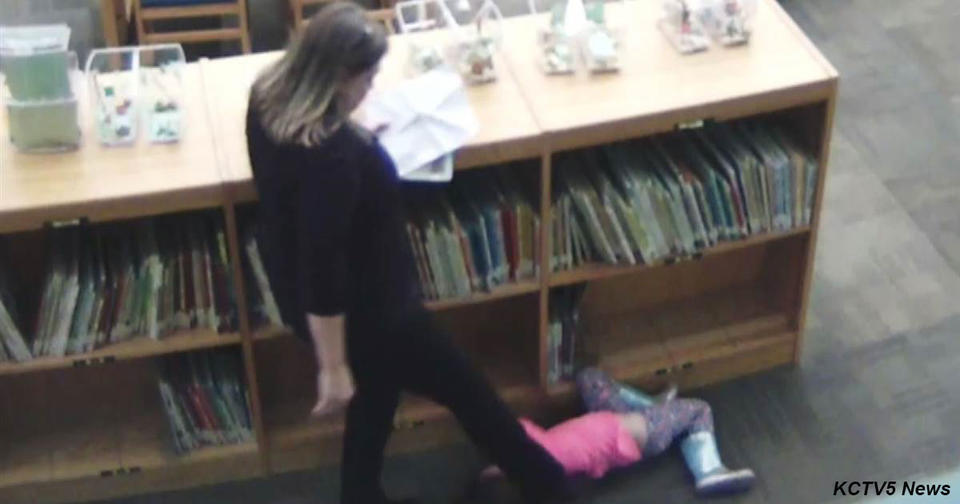 Учительницу засняли на видео, как она пинает 5 летнюю девочку