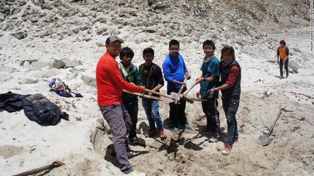 Кампания по очистке Эвереста уже собрала 3 тонны мусора и вывезла 4 тела