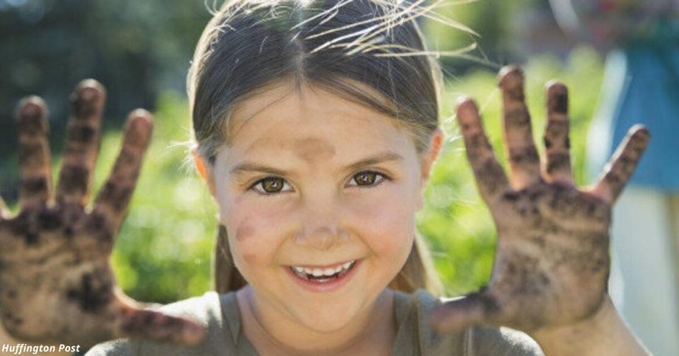 Учёные говорят, что играться в грязи — полезно для детского здоровья