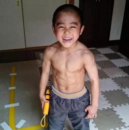 8-летний японский мальчик тренируется по 4,5 часа каждый день, чтобы стать следующим Брюсом Ли