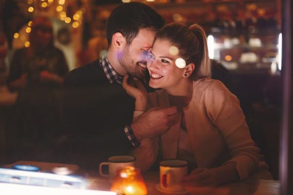 6 невербальных жестов, которые говорят о любви вашего партнёра к вам