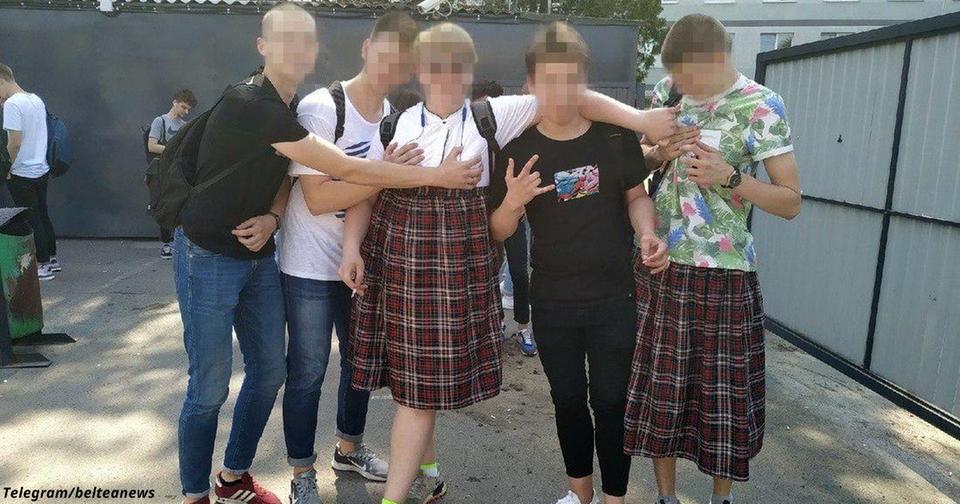 Школьникам в Минске запретили ходить на уроки в шортах. И они пришли в юбках!