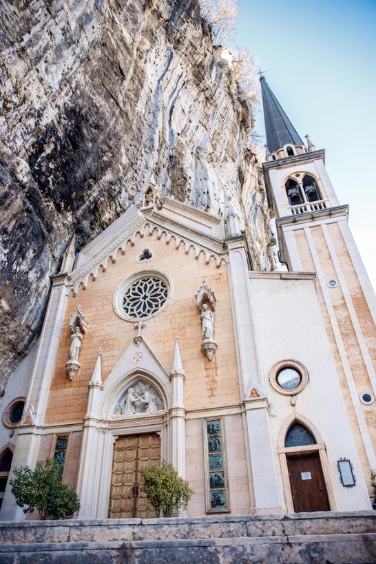 Итальянская церковь 16 века находится между небом и землёй – она построена прямо на склоне утёса