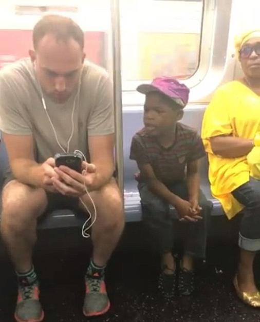 Парень в метро дал свой телефон чужому ребенку. И растрогал миллионы людей
