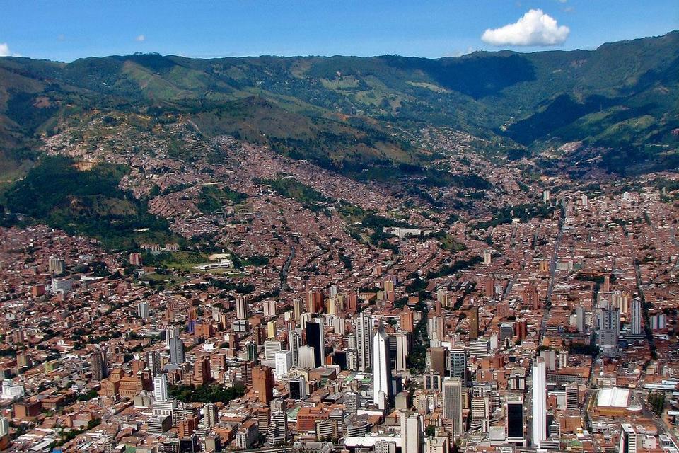 Медельин — колумбийский город, когда-то контролируемый наркокартелями, сегодня стал таким