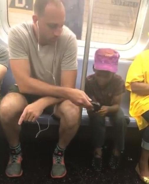 Парень в метро дал свой телефон чужому ребенку. И растрогал миллионы людей