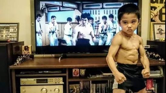 8-летний японский мальчик тренируется по 4,5 часа каждый день, чтобы стать следующим Брюсом Ли