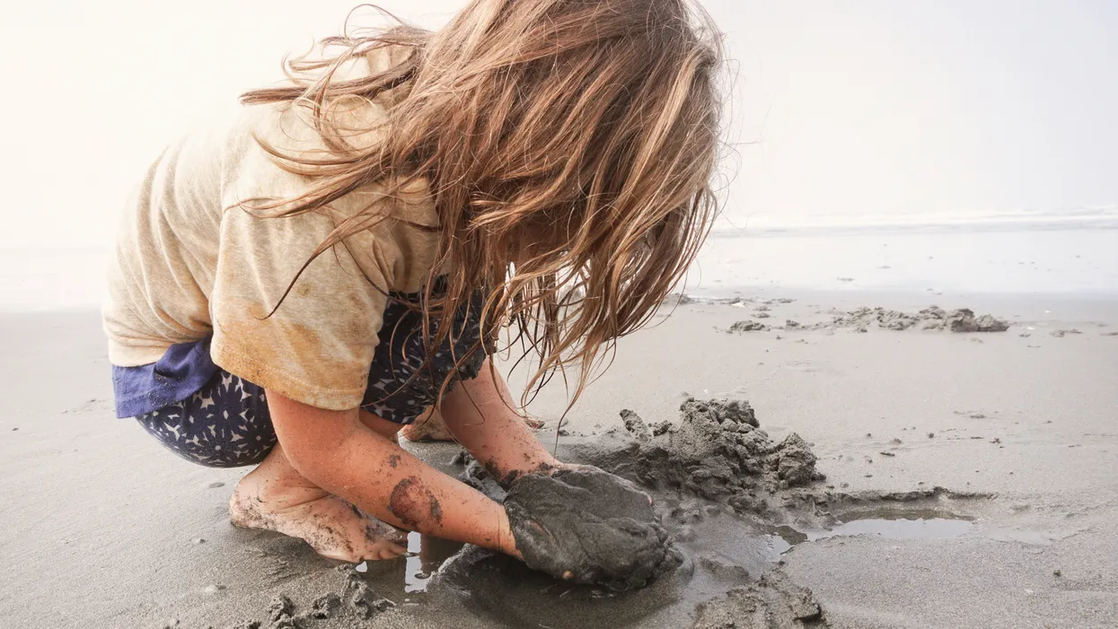 Учёные говорят, что играться в грязи — полезно для детского здоровья
