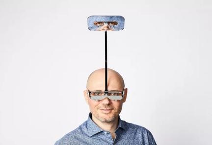 Дизайнер создал специальные очки для низких людей