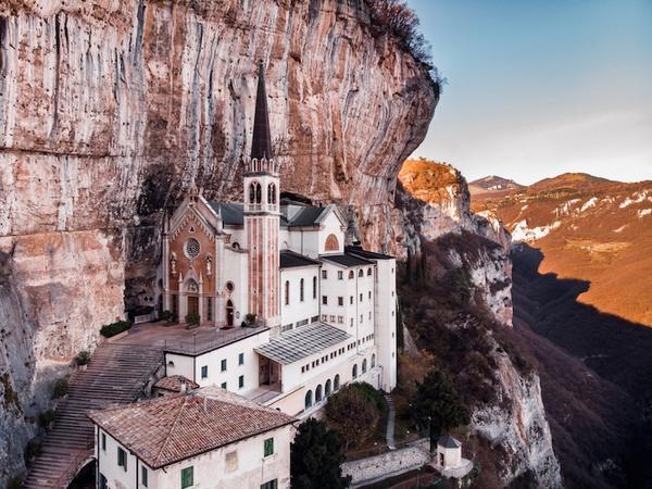Итальянская церковь 16 века находится между небом и землёй – она построена прямо на склоне утёса