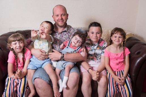 Мужчина усыновил пятого ребенка-инвалида, и воспитывает всех детей сам