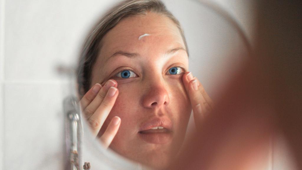 12 хитростей, которые помогут уменьшить синяки под глазами