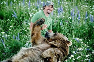 Когда-то этот мужик спас медвежонка. Теперь он вырос - и они лучшие друзья!
