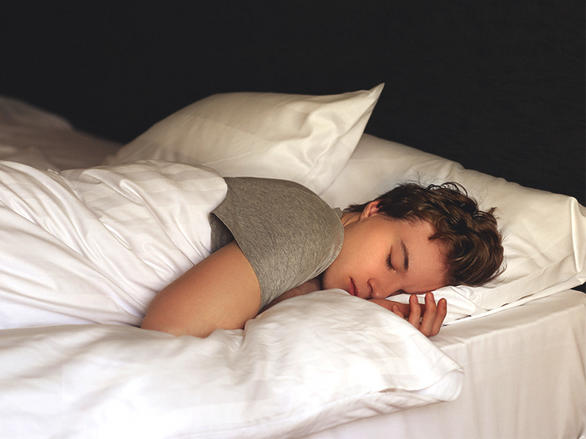 Из-за редкого синдрома парень спит месяцами по 20 часов в сутки