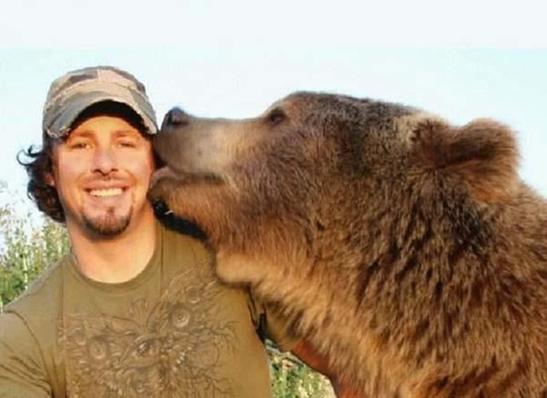 Когда-то этот мужик спас медвежонка. Теперь он вырос - и они лучшие друзья!