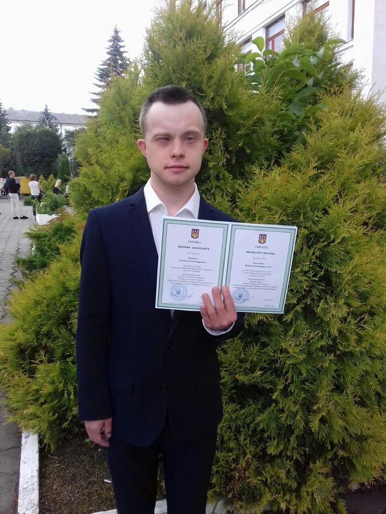 Впервые в Украине парень с синдромом Дауна получил диплом бакалавра. И работу