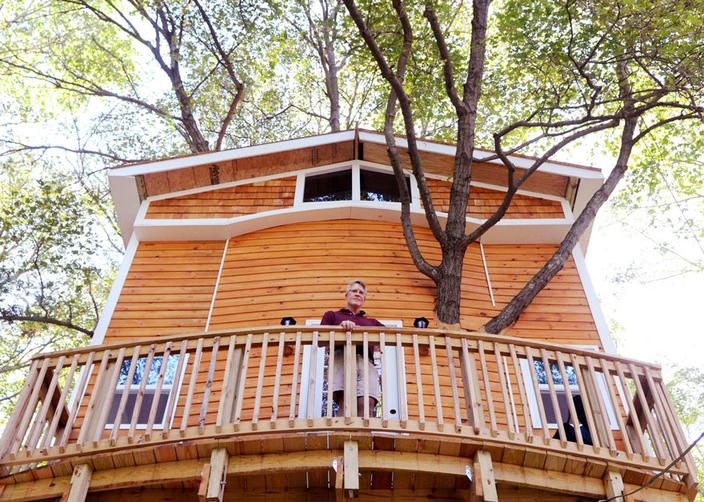 Дед построил своим внукам потрясающий трехэтажный домик на дереве
