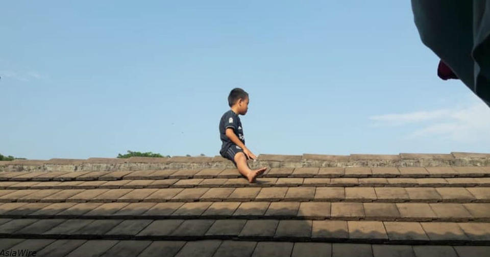 5 летний мальчик залез на крышу больницы, чтобы избежать обрезания (это не помогло)