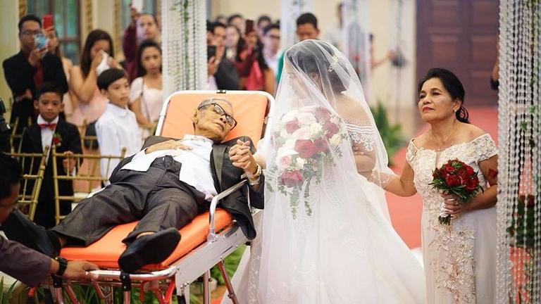 Прикованный к постели отец всё же смог попасть на свадьбу дочери