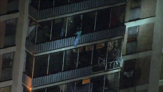Парень залез по балконам на 15-й этаж, чтобы спасти свою мать