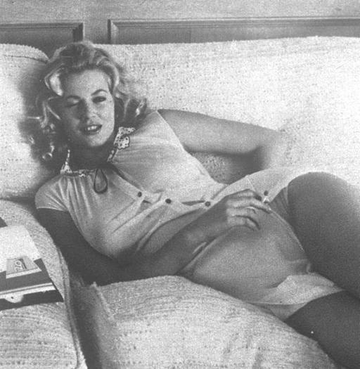 30 «запретных» фото Аниты Экберг, которые показывают, что считалось «клубничкой» в 1954 году