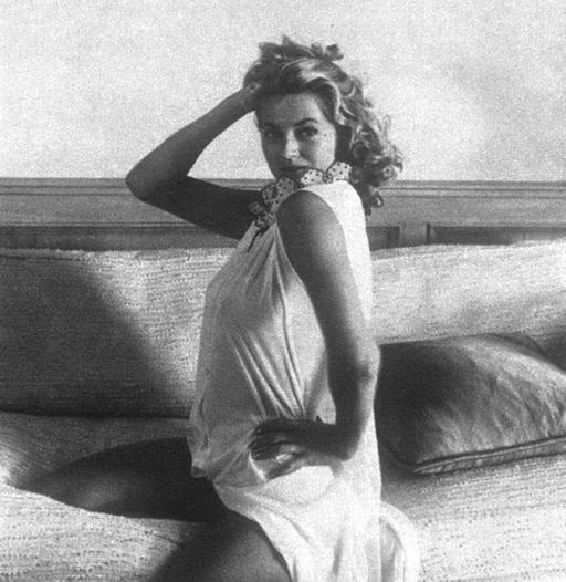 30 «запретных» фото Аниты Экберг, которые показывают, что считалось «клубничкой» в 1954 году