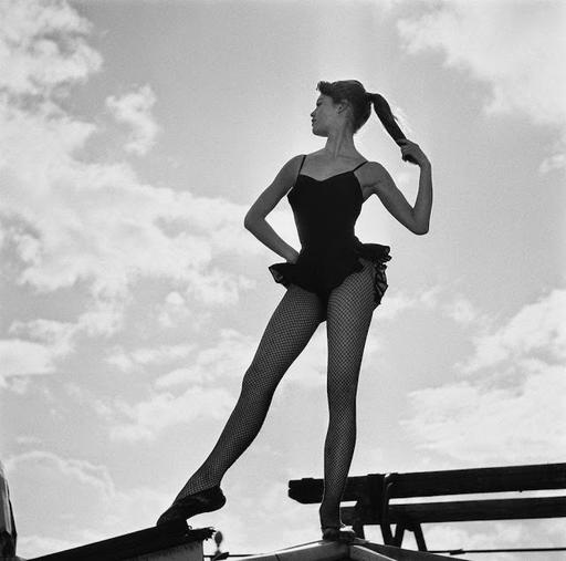 15 потрясных фото 18-летней Бриджит Бардо, танцующей на крыше в Париже