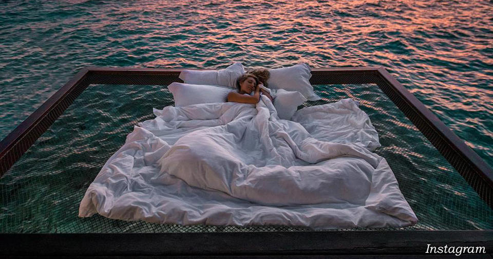 Отель на Мальдивах предлагает поспать в океане под звездами. Стоит недешево...