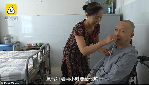 Китаец проснулся после 5-летней комы: жена ухаживала за ним по 20 часов в день