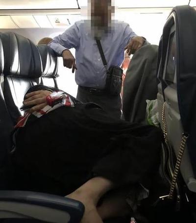 Мужчина 6 часов стоял в самолете, чтобы его жена смогла поспать. Настоящая любовь!