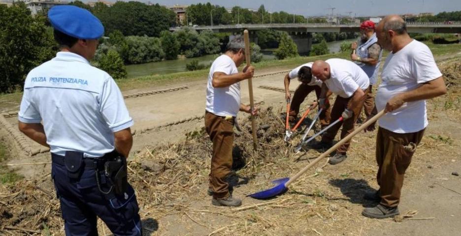 Италия заставила заключенных строить дороги и убирать улицы