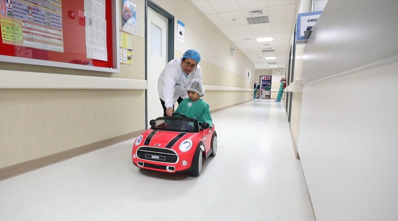 В больницах Перу детей возят на операции на машинках. Вот почему