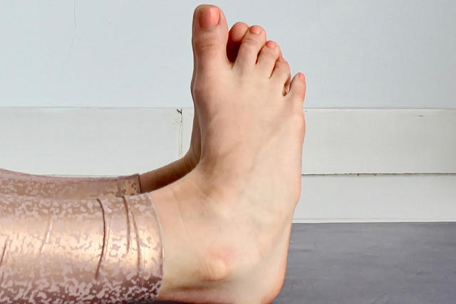 10 успокаивающих растяжек для облегчения боли в ногах