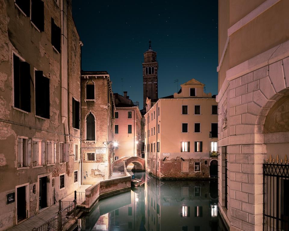Я гулял по ночной Венеции и фотографировал все, что видел. Мистическая красота!
