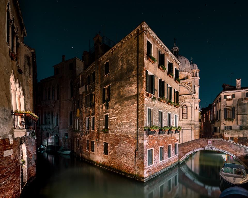 Я гулял по ночной Венеции и фотографировал все, что видел. Мистическая красота!