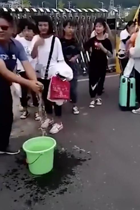 Учитель в Китае ″приветствовал″ всех школьниц с макияжем - с ведром и полотенцем