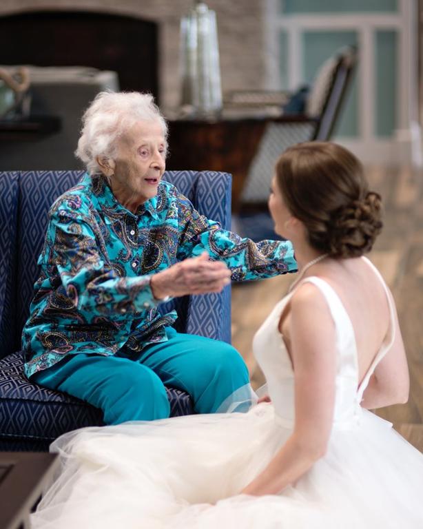 Невеста тайно прилетела навестить свою бабушку в свадебном платье. Вот ее реакция