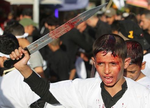 Во время этого религиозного праздника мусульмане режут себя и детей-мальчиков, поливая улицы кровью