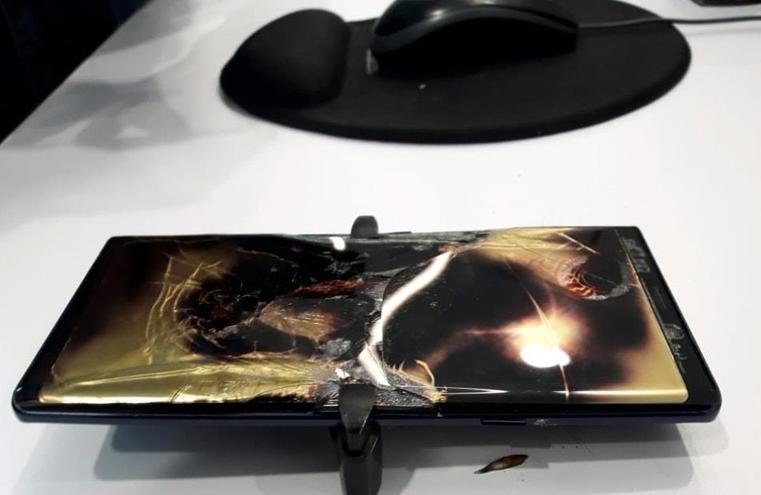 Смотрите, как новенький Samsung Galaxy Note 9 загорелся прямо в магазине