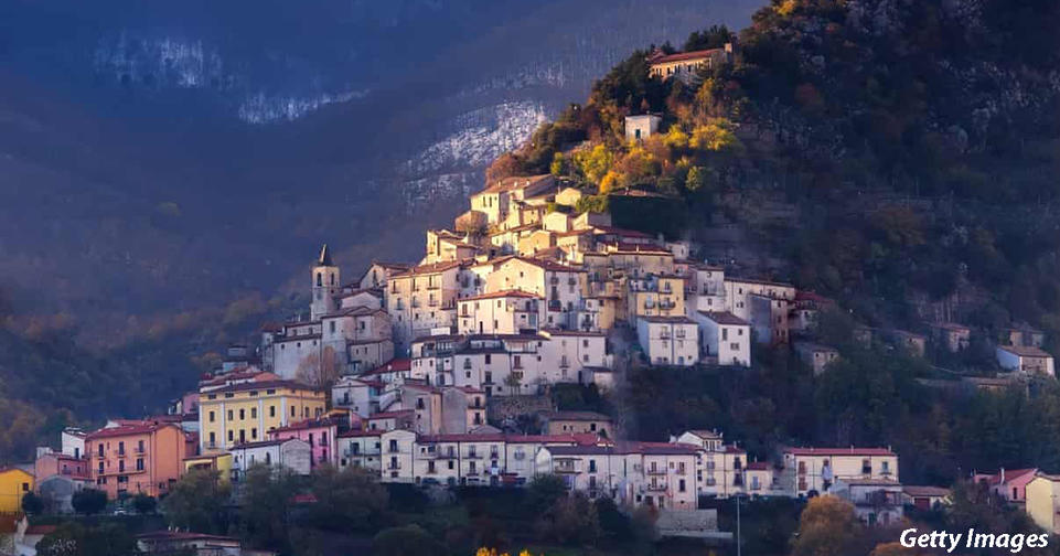 Итальянская провинция предлагает €25 000 каждому, кто туда переедет