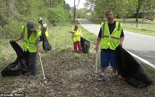 Штат Арканзас платит USD9,25 в час, - чтобы бездомные собирали мусор с улиц