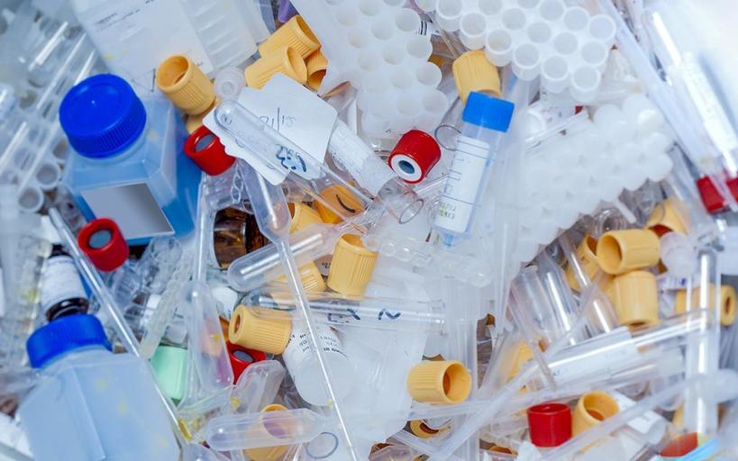 Больницы заполнены стерильным одноразовым пластиком. Защитники окружающей среды ищут менее расточительные способы сохранить гигиену в здравоохранении