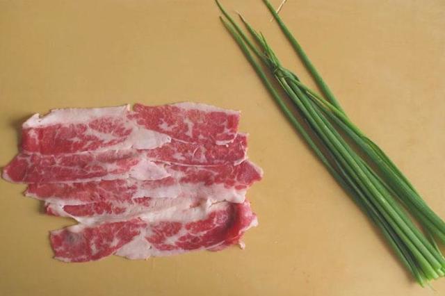 Удивите гостей барбекю по-японски: красивые шашлычки из свинины с луком, овощами и креветками