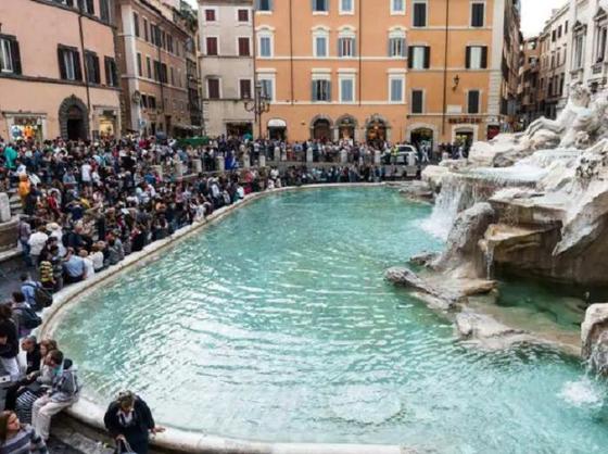 Туристка, просматривая свои фотографии из Италии, увидела, что запечатлела яркий момент на заднем плане