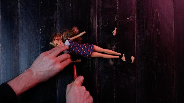 Отличные идеи для Хэллоуина: сделали дочке серьги из рук и ног куклы, она в восторге (фото)