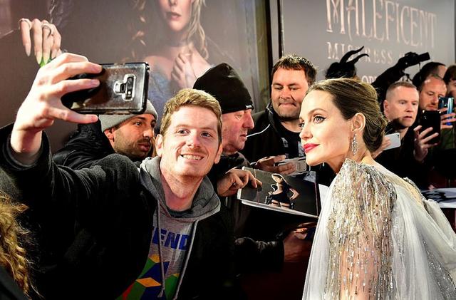 Анджелина Джоли произвела впечатление своим нарядом на премьере фильма «Малефисента: Госпожа зла» в Лондоне