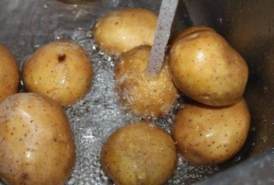 3 секрета картошки по-деревенски: у меня она всегда получается с хрустящей корочкой и сочной внутри